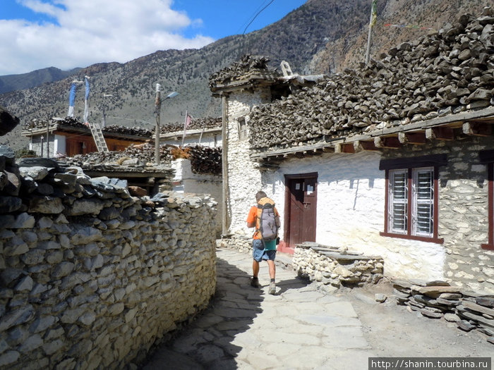 На узкой улочке в деревне Сианг Джомсом, Непал