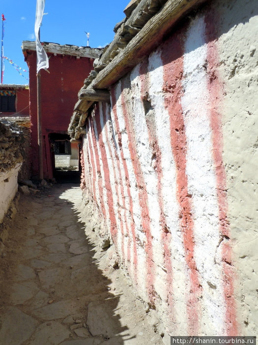 Стена храма в Сианге Джомсом, Непал