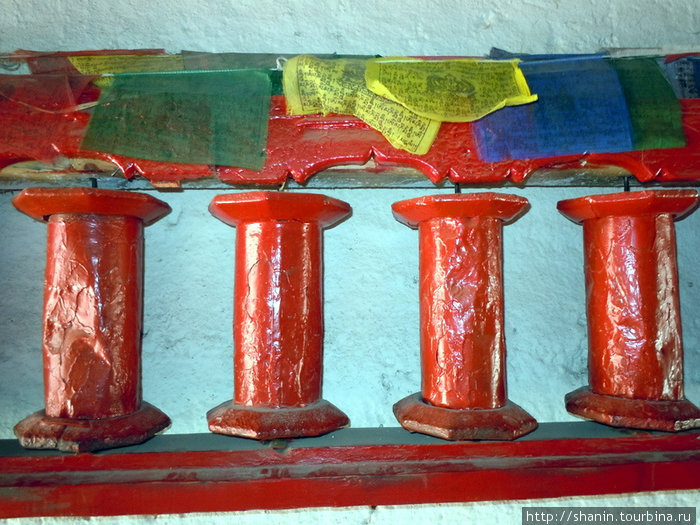 Красные молитвенные барабаны Джомсом, Непал