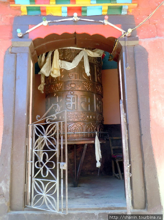 Огромный молитвенный барабан Джомсом, Непал