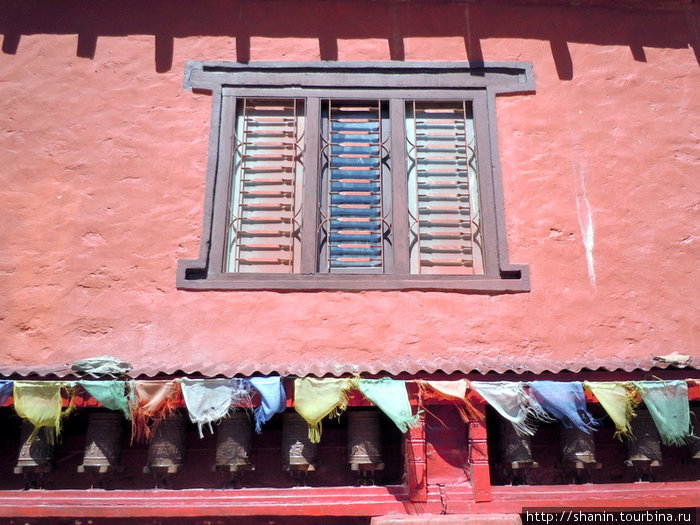 Окно, стена и молитвенные барабаны Джомсом, Непал