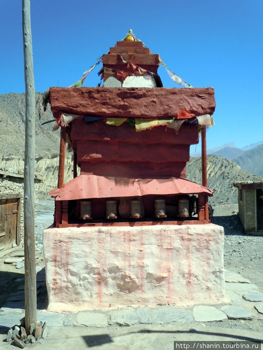 Ступа с молитвенными барабанами Джомсом, Непал