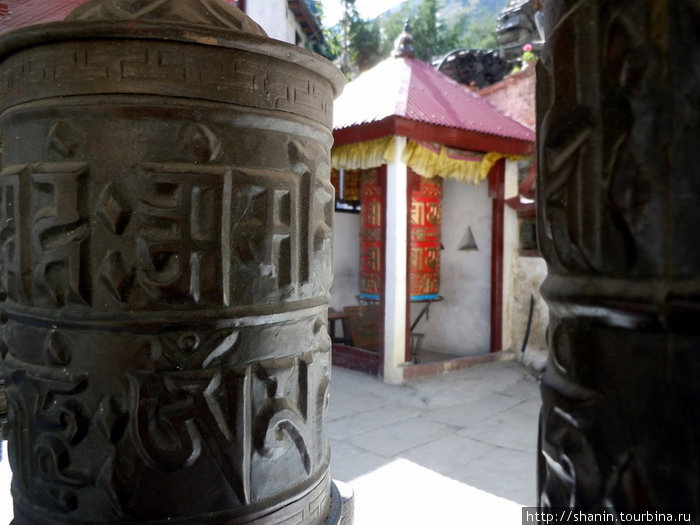 Молитвенные барабаны у входа в монастырь Марфа, Непал