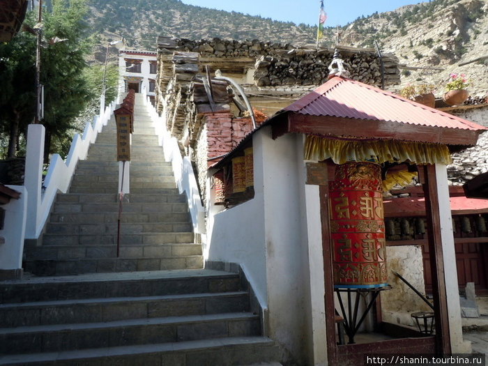 Лестница на территории монастыря Марфа, Непал