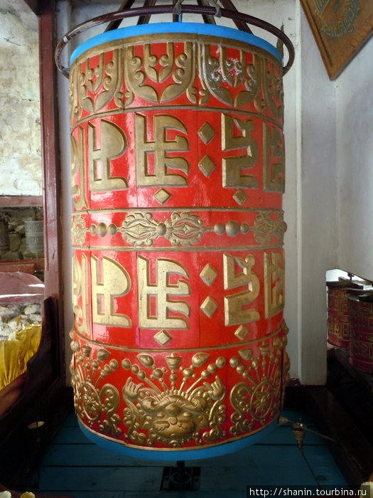 Огромный молитвенный барабан у входа на территорию монастыря Гуру Пандита Ананд Марфа, Непал