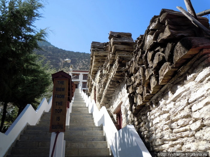 Лестница в монастыре Марфа, Непал