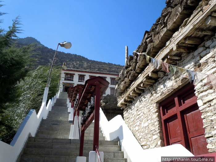 Лестница в храме Марфа, Непал