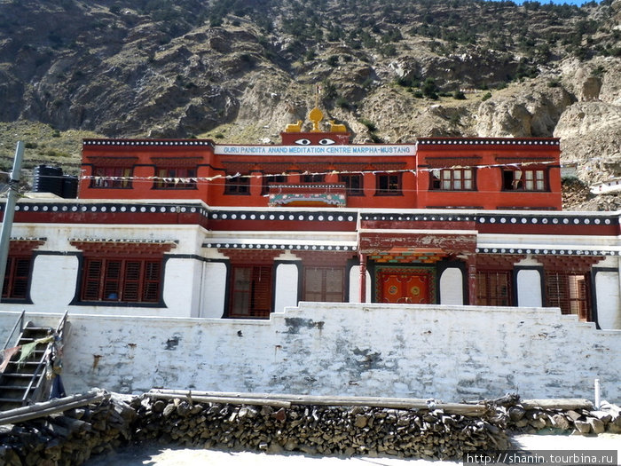 Главный храм — медитационный центр Марфа, Непал