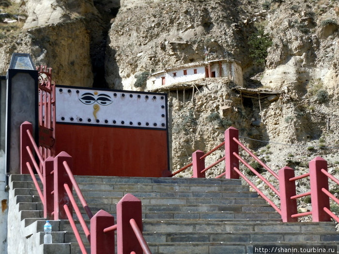 Вход в медитационный центр монастыря Гуру Пандита Ананд