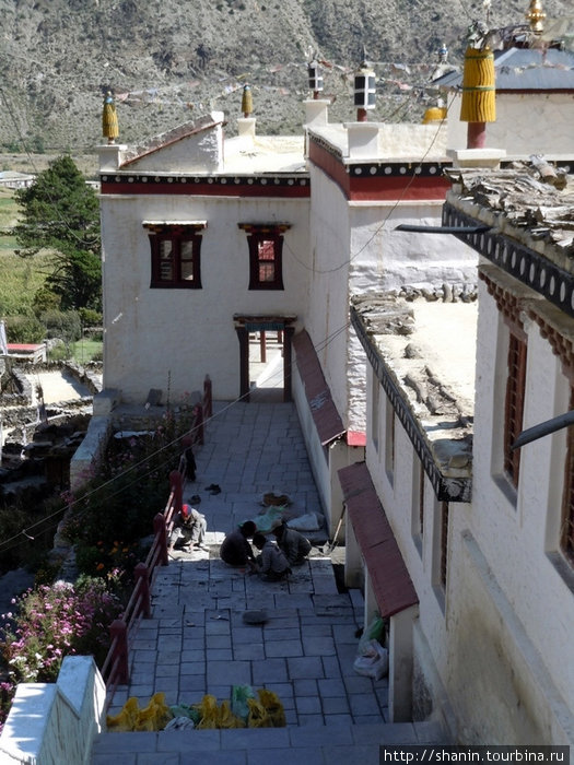 Идет ремонт в храме монастыря Гуру Пандита Ананд