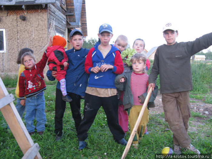 Местные дети, многочисленные и весёлые Курагино, Россия