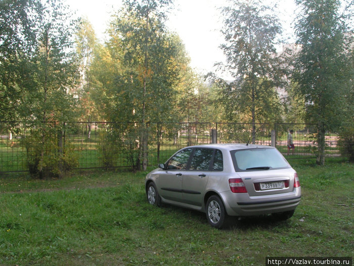 Машины на газоне — обычная деталь пейзажа Сертолово, Россия