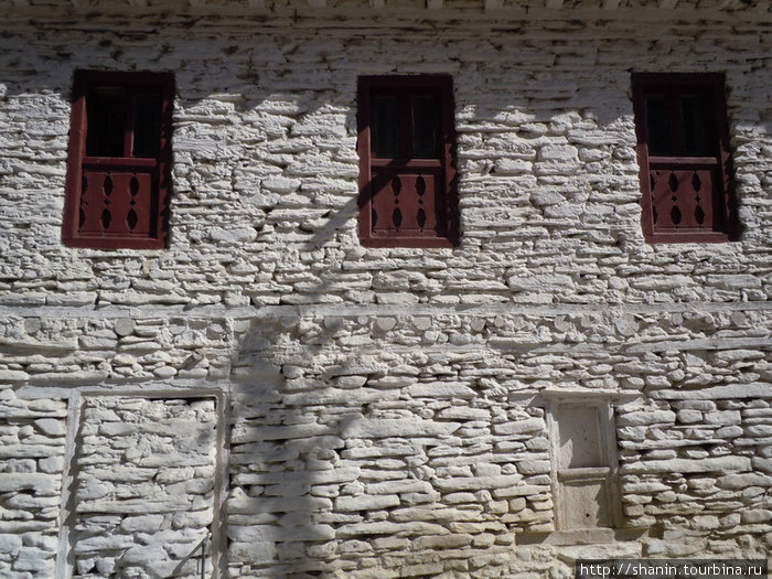 Окна и стенка дома