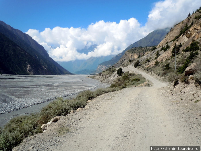 Дорога вдоль реки Марфа, Непал
