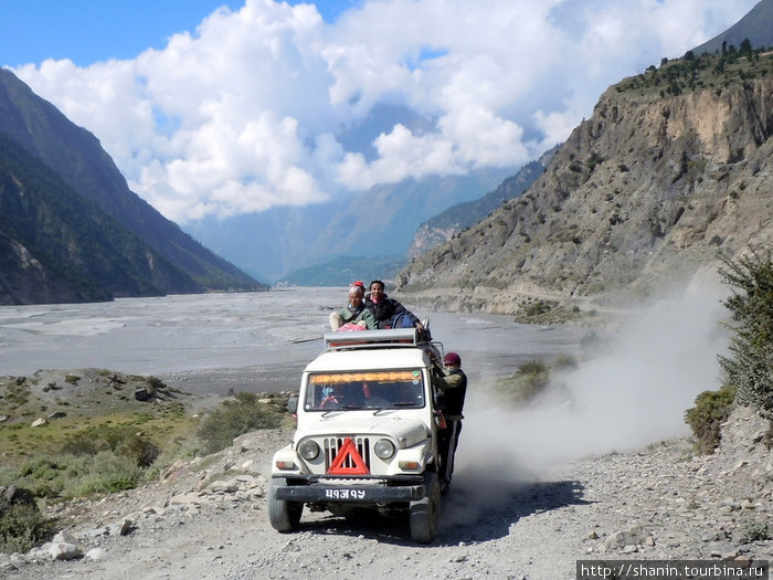 Джип на дороге в Тукуче Марфа, Непал