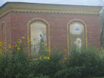 Проникновенные росписи на малозаметной постройке во дворе