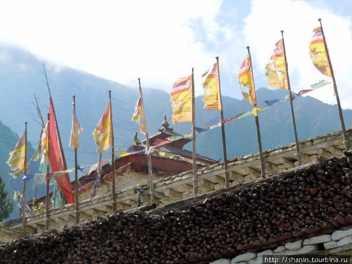 Флажки на крыше храма Тукуче, Непал