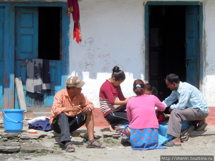 Жители у дома Тукуче, Непал