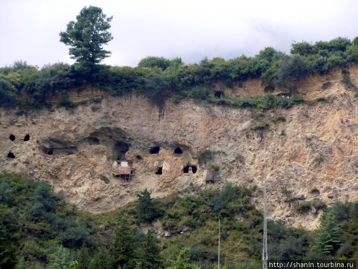 Пещеры в склоне горы