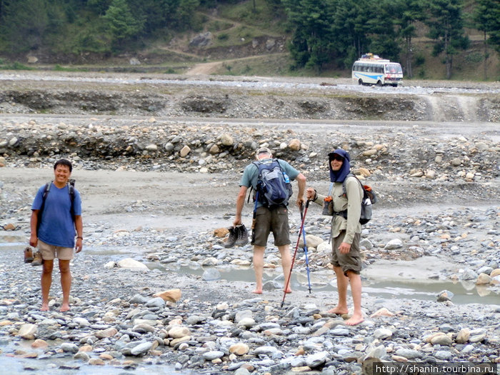 Туристы идут босиком Зона Дхавалагири, Непал