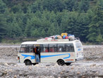 Автобус пересекает реку вброд