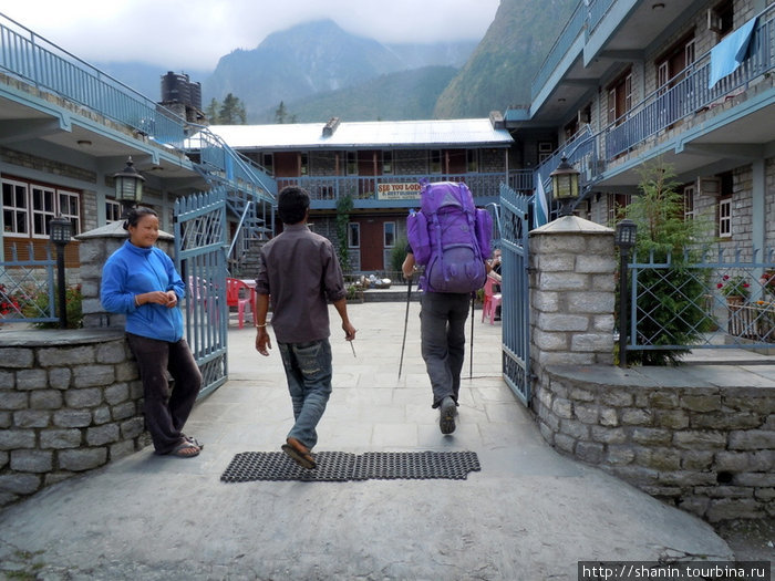Вход в гостиницу в Калопани Зона Дхавалагири, Непал