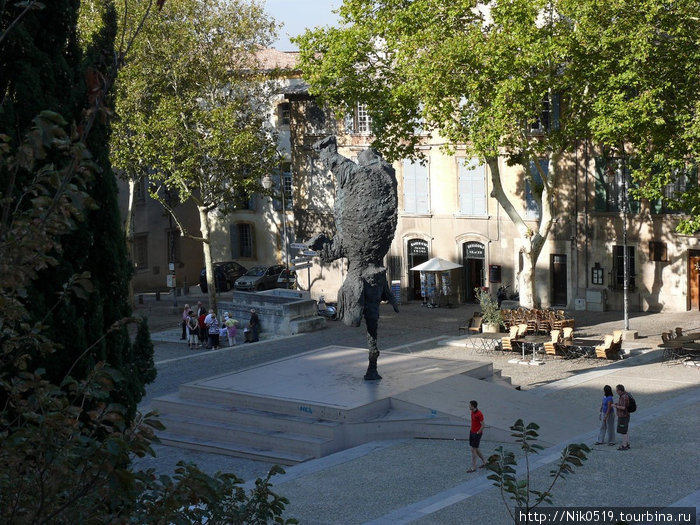 Слон — одна из работ какого-то современного скульптора, выставка работ которого проходит в папском дворце. Авиньон, Франция