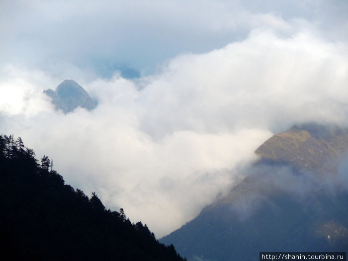 Облако в горах Зона Дхавалагири, Непал