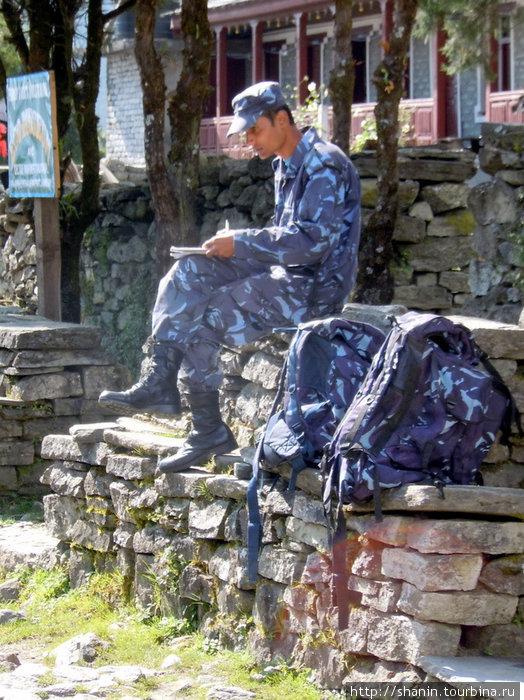 Непальский солдат на отдыхе Зона Дхавалагири, Непал