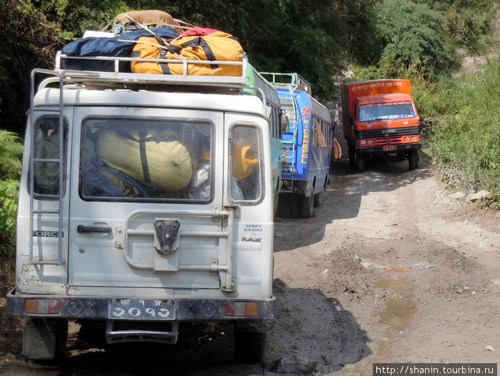 Колонна джипов на дороге Зона Дхавалагири, Непал