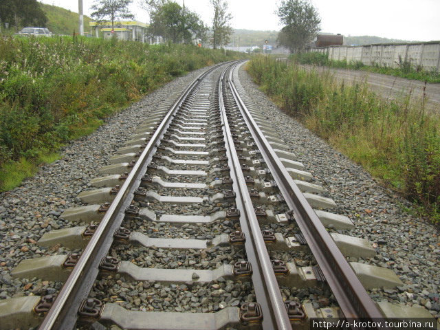 Сахалинская узкоколейка
перешивается на широкую колею (постепенно),
но поезда пока узкоколейные (2009) Южно-Сахалинск, Россия