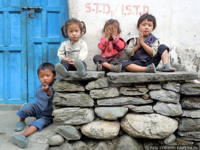 Дети у дома Зона Дхавалагири, Непал