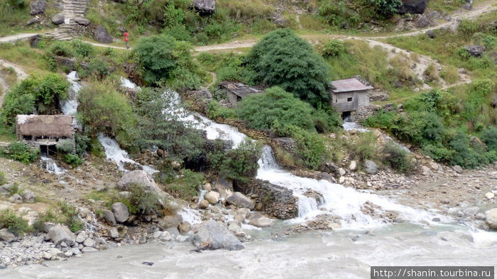Водопад у реки Зона Дхавалагири, Непал