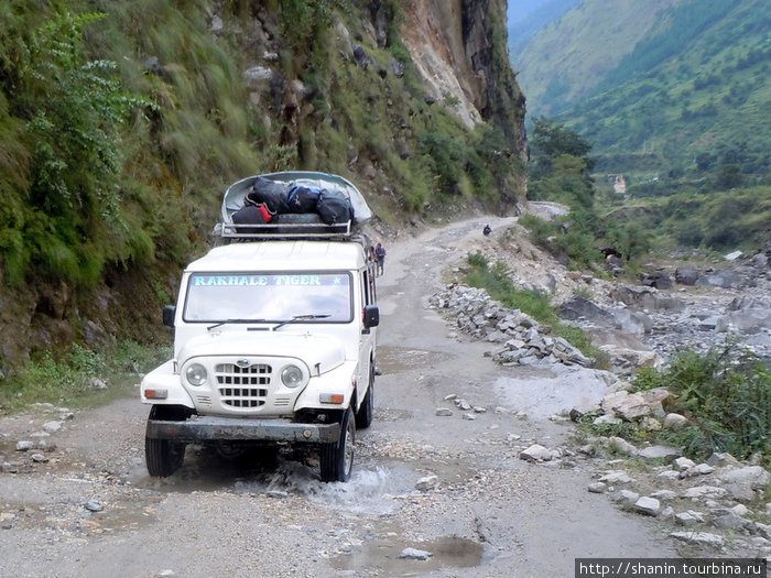 Джип на дороге Зона Дхавалагири, Непал