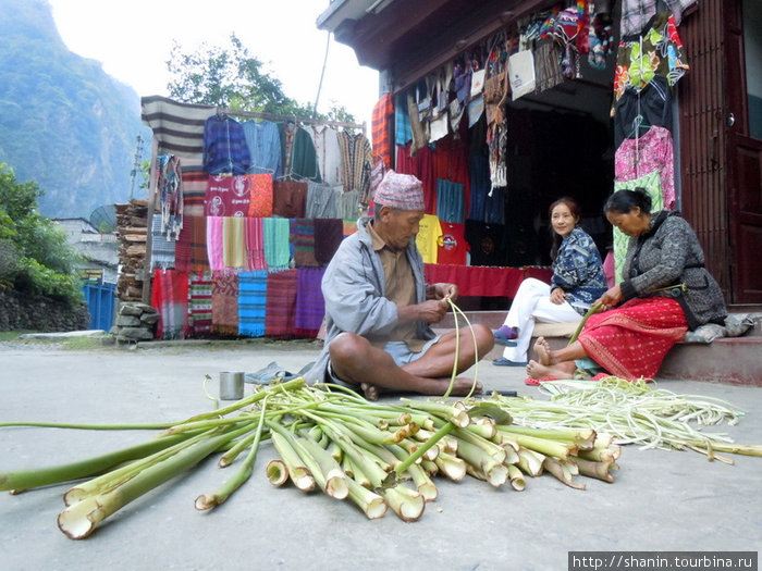 На улице в Татопани Зона Дхавалагири, Непал