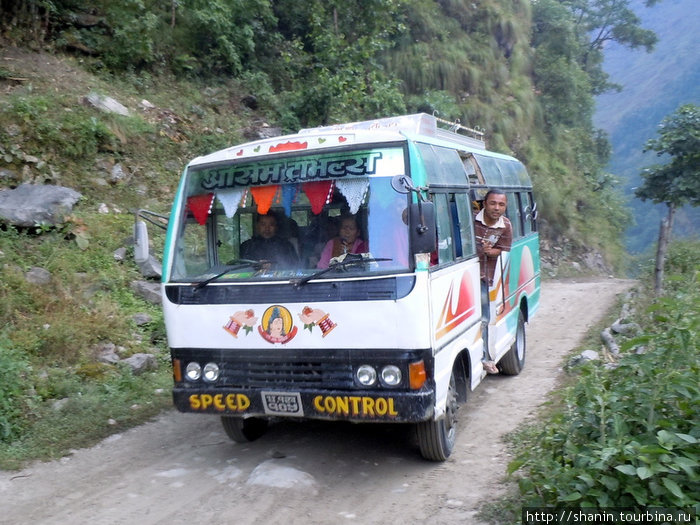Автобус на выезде из Татопани Зона Дхавалагири, Непал