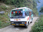 Автобус на выезде из Татопани