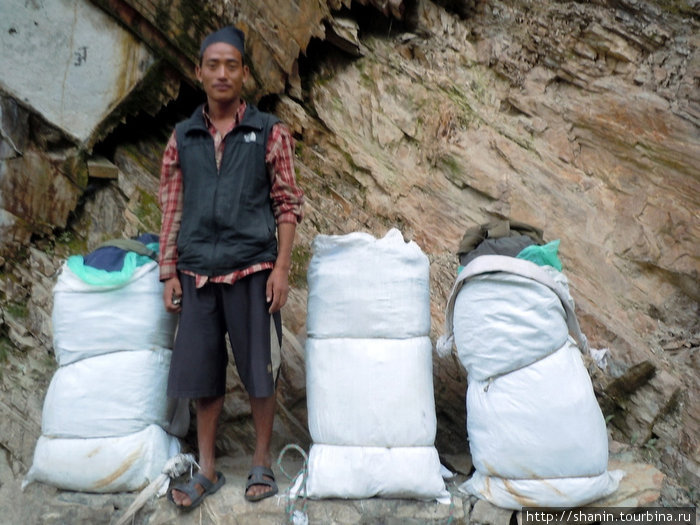 Носильщик с тюками Зона Дхавалагири, Непал