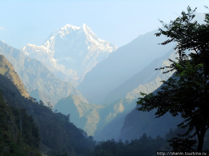 Горы в утренней дымке Зона Дхавалагири, Непал