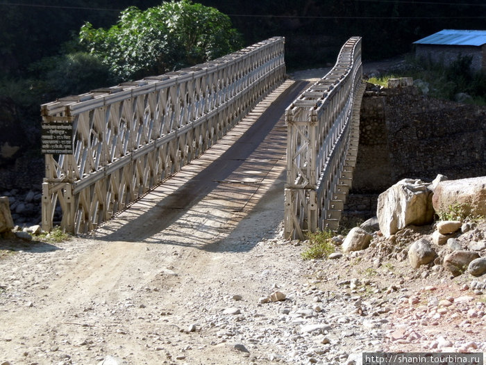 Мост через реку — здесь тропа сворачивает с автомобильной дороги. Зона Дхавалагири, Непал