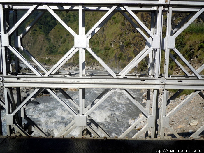 На мосту Зона Дхавалагири, Непал