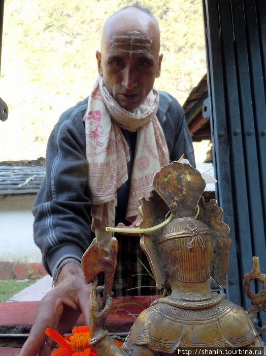 Священник у святилища Зона Дхавалагири, Непал
