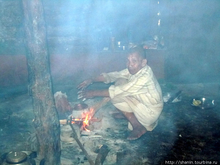 В монашеской келье — топится по-черному Зона Дхавалагири, Непал