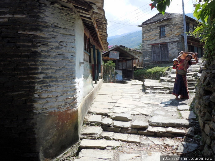 Мощеная камнем улица Зона Дхавалагири, Непал