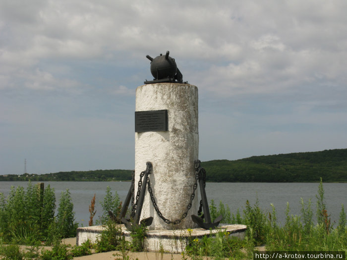 Памятник мине Русский остров, Россия