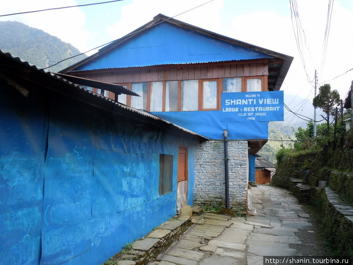 Гостиница — синим пластиком здание обито, чтобы защитить зимой от холодного ветра. Зона Дхавалагири, Непал