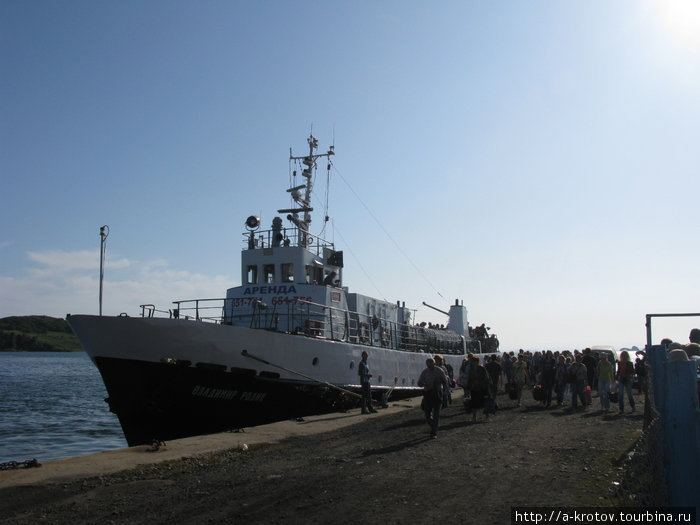 Уплываем с острова Попова.
Пароход 1-2 раза в день.
Летом по выходным = проблемы с билетами! Паром переполнен! Попова остров, Россия