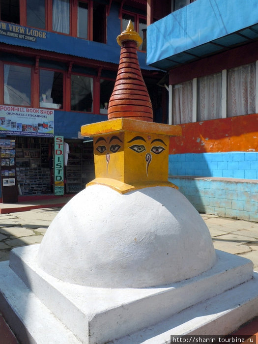 Белая ступа — в самом центре Горепани Зона Дхавалагири, Непал