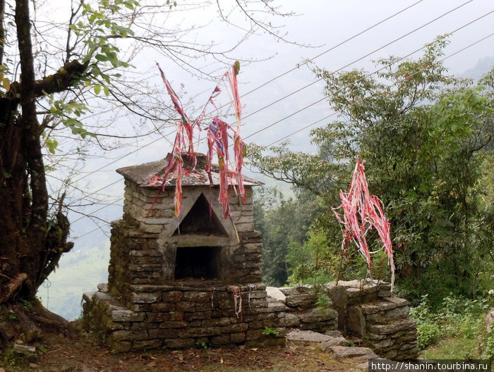 Святилище у дороги Зона Дхавалагири, Непал