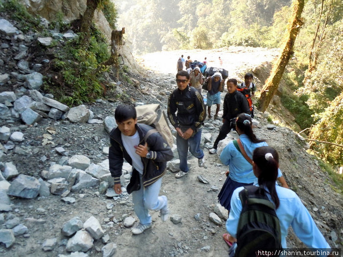Через опасный участок Зона Дхавалагири, Непал